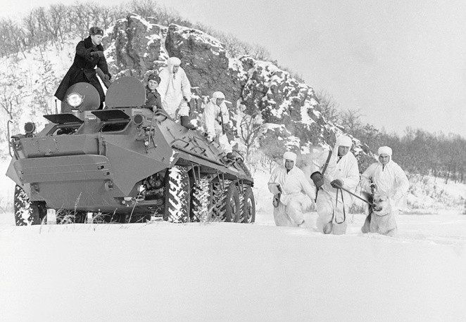 Để có thể hoạt động được ở những khu vực đường biên giới rộng lớn, điều kiện tự nhiên khó khăn như ở Viễn Đông, lực lượng Biên Phòng Liên Xô trước đây và Nga ngày nay luôn được trang bị những phương tiện hiện đại và tối tân nhất. Nguồn ảnh: TASS.