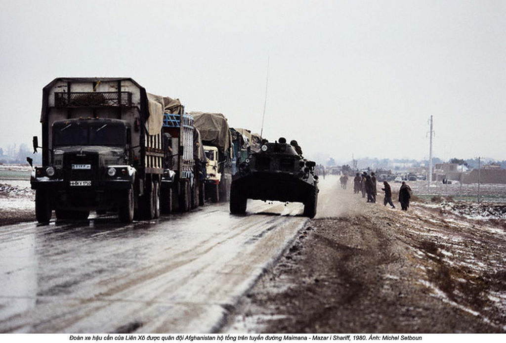 Đoàn xe vận tải của Liên Xô - mục tiêu "ngon ăn" nhất thường bị lực lượng đối lập tấn công được bảo vệ bởi xe thiết giáp của quân chính phủ Afghanistan. Nguồn ảnh: Flickr.
