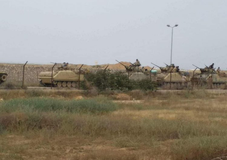 Theo đó, quân đội Ai Cập không những tăng số lượng quân đồn trú tại khu vực này mà còn mang theo một loạt các loại trang thiết bị hạng nặng như xe tăng chủ lực chiến trường và xe thiết giáp chở quân. Nguồn ảnh: Defenceblog.