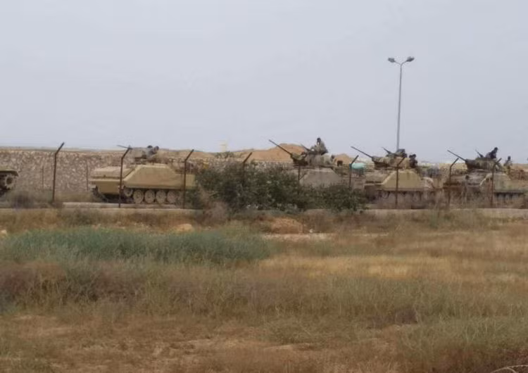 Theo đó, quân đội Ai Cập không những tăng số lượng quân đồn trú tại khu vực này mà còn mang theo một loạt các loại trang thiết bị hạng nặng như xe tăng chủ lực chiến trường và xe thiết giáp chở quân. Nguồn ảnh: Defenceblog.