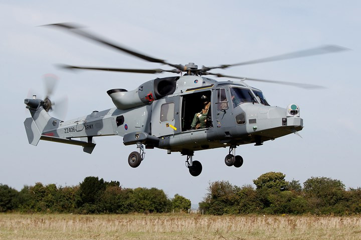 AugustaWestland AW159 là mẫu trực thăng loại nhỏ nhưng lại mang các thiết bị cảm biến hiện đại, bao gồm hệ thống sonar chủ động. Máy bay mang được 2 quả ngư lôi Sting Ray. Máy bay cũng có thể mang 4 quả tên lửa không đối đất đa nhiệm hạng nhẹ Thales Martlet hoặc 4 tên lửa chống hạm hạng nhẹ Sea Venom. Ảnh: Jetphotos.