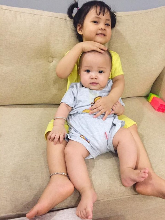 Bé Pum rất khéo chăm em