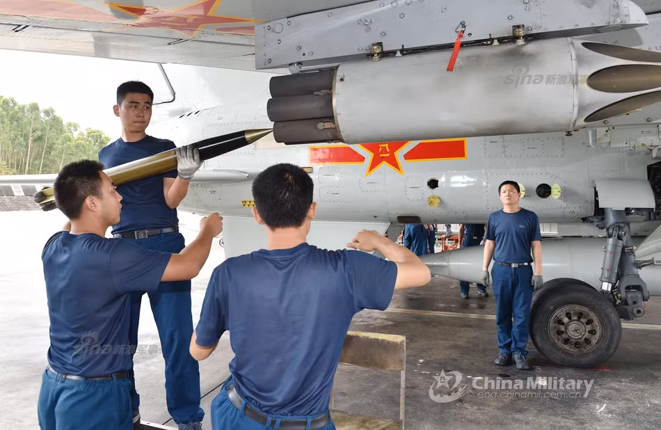 Giống với phần lớn các phiên bản J-11B, tiêm kích J-11BH cũng có tốc độ tối đa khoảng Mach 2.3, tương đương với khoảng 2500 km/h ở độ cao lớn. Tầm hoạt động của J-11BH vào khoảng 3500 km và có bán kính chiến đấu 1500 km. Nguồn ảnh: Chinamilitary.