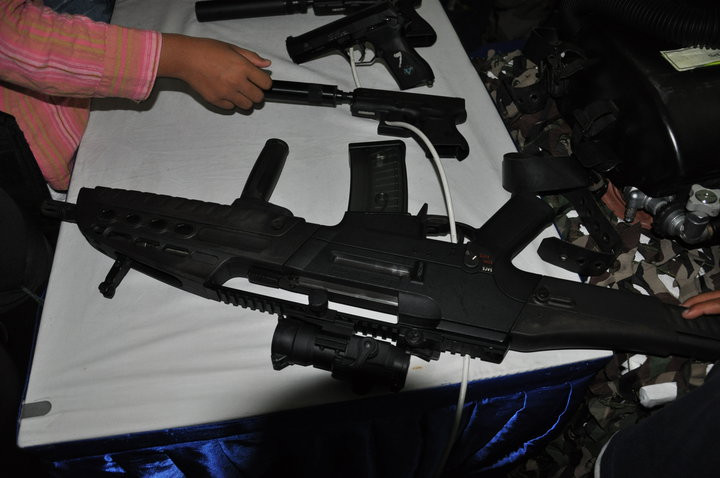 Năm 2010, trong buổi lễ duyệt binh mừng Quốc khánh lần thứ 57 của quốc gia này, khẩu XM8 đã xuất hiện cùng lực lượng đặc nhiệm người nhái PASKAL của Malaysia bên cạnh những khẩu HK416 và G36 cũng do Heckler &amp; Koch sản xuất. Nguồn ảnh: Pinterest.