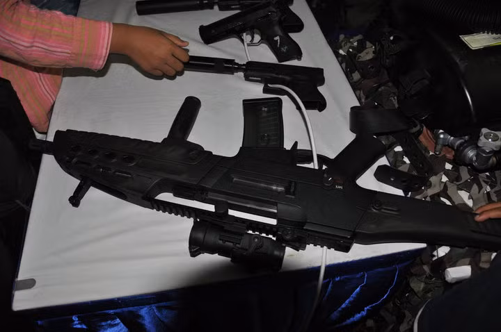 Năm 2010, trong buổi lễ duyệt binh mừng Quốc khánh lần thứ 57 của quốc gia này, khẩu XM8 đã xuất hiện cùng lực lượng đặc nhiệm người nhái PASKAL của Malaysia bên cạnh những khẩu HK416 và G36 cũng do Heckler &amp; Koch sản xuất. Nguồn ảnh: Pinterest.