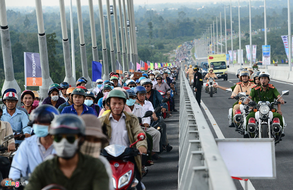 Lực lượng công an, CSGT triển khai đội hình chốt từng đoạn để nhắc nhở người dân không được dừng xe ngắm cảnh, chụp hình, tránh ách tắc kéo dài. Một cán bộ CSGT cho biết trong những ngày tới, đơn vị này sẽ phải túc trực để không xảy ra tình trạng người tham quan dừng đỗ trên cầu.