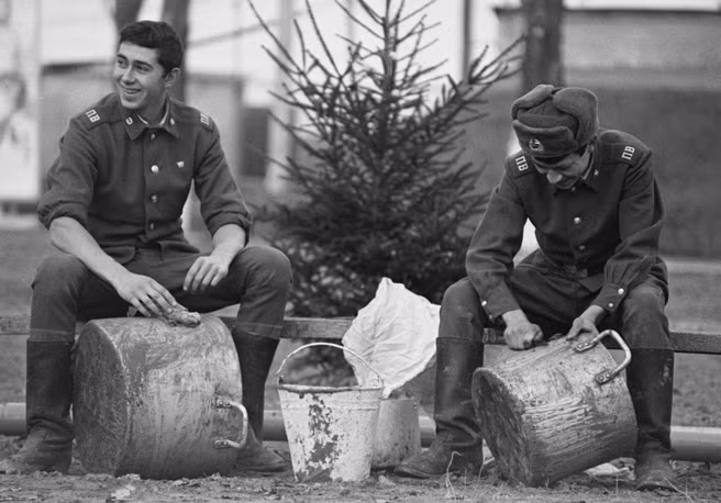 Quân phục của lính biên phòng Liên Xô năm 1987 đã có nhiều khác biệt so với trước đó. Nguồn ảnh: TASS.