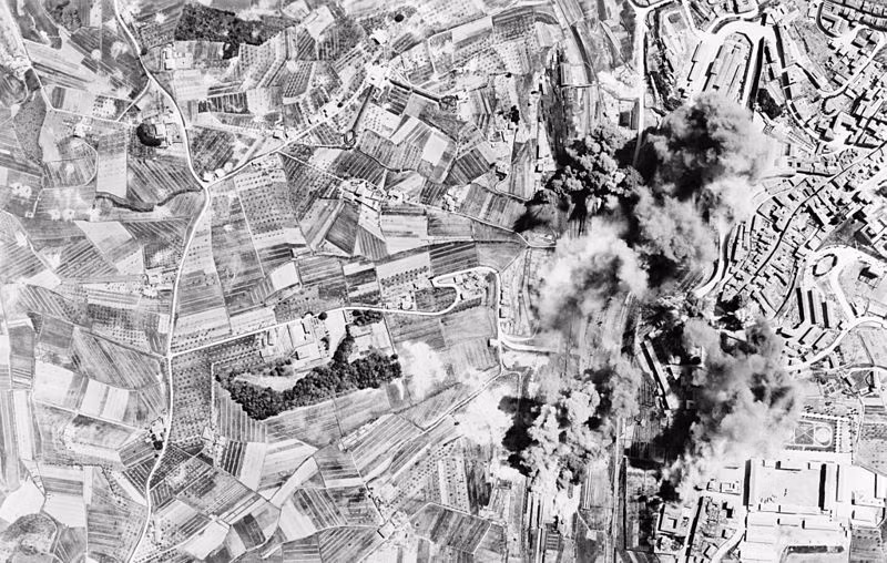 Tới ngày 3/5/1945, Hamburg chính thức đầu hàng. Mặc dù không có thống kê thương vong rõ rệt, tuy nhiên mọi sử gia đều đồng ý rằng tổn thất của Đức trong trận này là cực kỳ nặng nề. Nguồn ảnh: Pinterest.