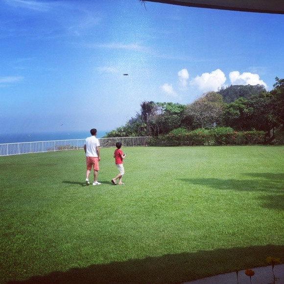 Lý Gia Hân đăng ảnh gia đình hạnh phúc tận hưởng khoảng thời gian vui vẻ giữa khung cảnh thiên nhiên tuyệt vời.