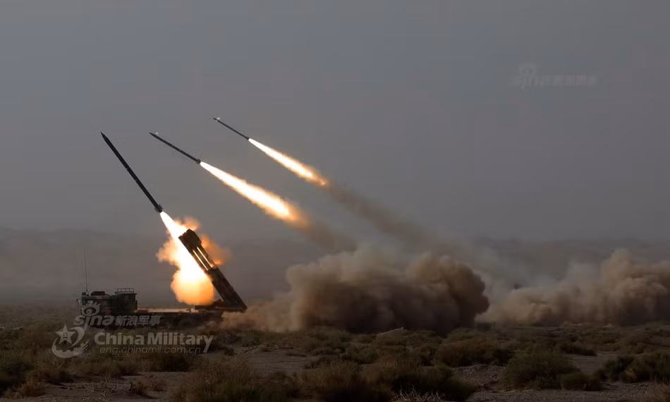 Được sản xuất bởi tập đoàn quốc phòng NORINCO của Trung Quốc dựa trên phiên bản tổ hợp pháo phản lực phóng loạt hạng nặng BM-30 Smerch do Liên Xô thiết kế, pháo phản lực phóng loạt PHL03 hiện là hỏa lực pháo binh mạnh nhất của Quân đội Trung Quốc và một số quốc gia trên thế giới. Nguồn ảnh: Sina.