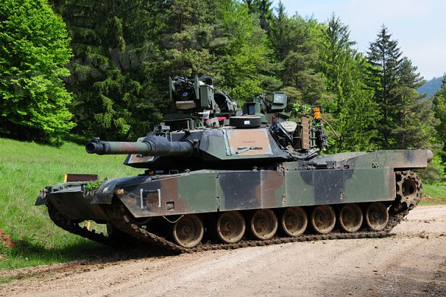 Giống như các phiên bản trước đó, chiều dài và rộng của M1A2 Abrams vẫn là 9,77x3,7 mét. Tuy nhiên chiều cao của nó lại là 2,4 thay vì 2,37 mét như các phiên bản tiền nhiệm. M1A2 có tốc độ tối đa 41,5 km/h, tầm hoạt động tối đa 391 km và được trang bị kèm một động cơ công suất 1500 mã lực. Nguồn ảnh: Germany.