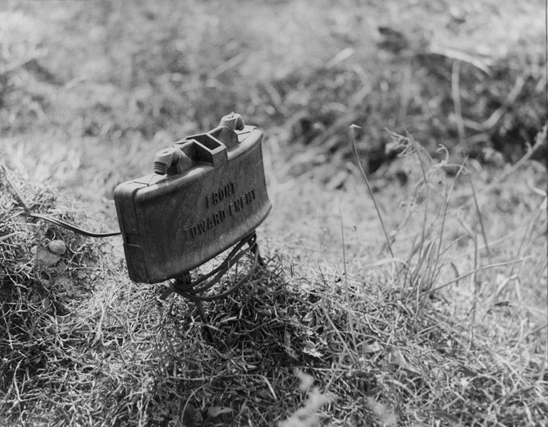 Về cơ bản, mìn định hướng chỉ nổ về một hướng nhất định, hướng phía sau là an toàn, không bị ảnh hưởng nhiều bởi vụ nổ. Do dồn toàn bộ năng lượng về một phía, loại mìn này có sức công phá lớn hơn hẳn so với các loại mìn có lượng thuốc nổ tương đương nhưng lại nổ phát tán ra 360 độ xung quanh nó. Nguồn ảnh: Flickr.