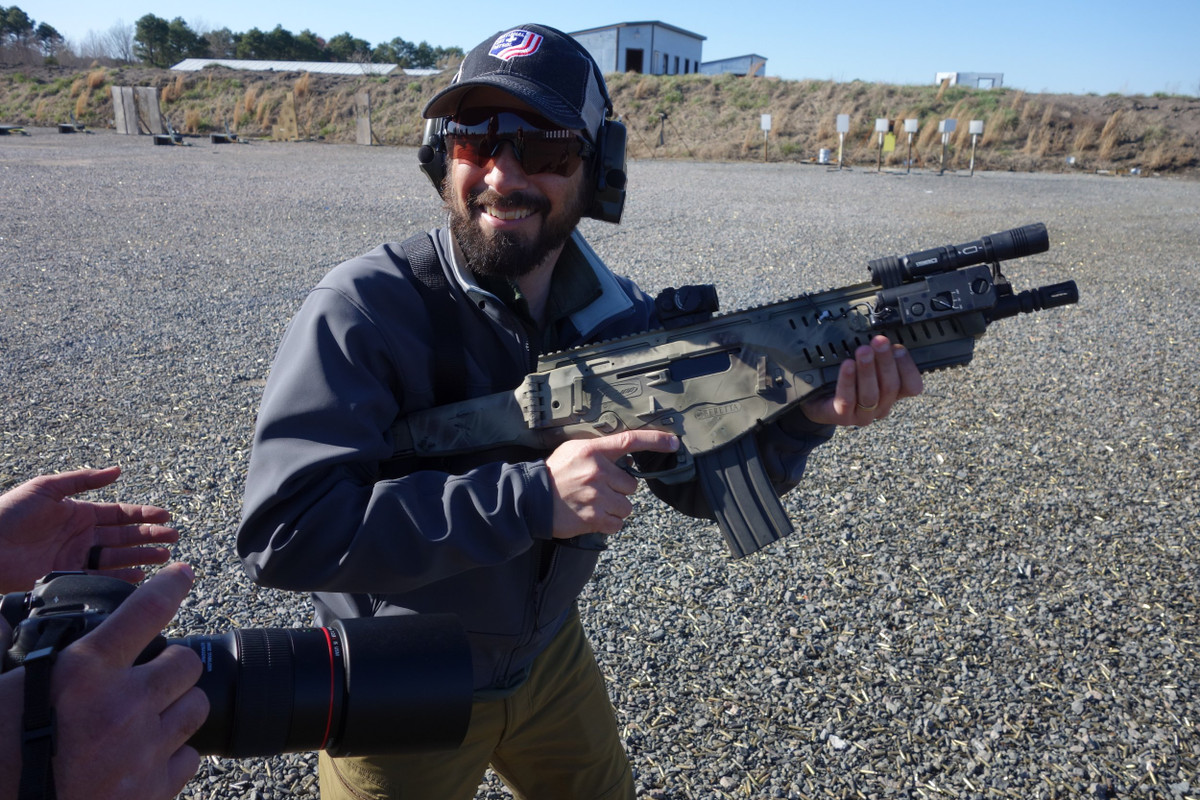 Được xếp vào hạng súng trường tấn công, khẩu súng này có khối lượng rỗng 3,1 kg; chiều dài thân súng tổng thể đạt 755 mm, nòng dài 302mm kèm theo đó là khả năng gấp báng hoặc rút báng tùy theo từng phiên bản. Nguồn ảnh: Tube.