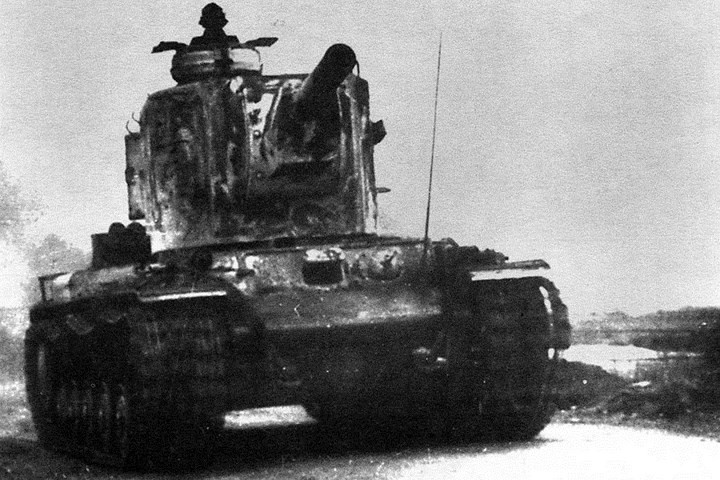Một chiếc xe tăng KV-2 do Liên Xô sản xuất và nằm trong đội hình chiến đấu của quân Đức.