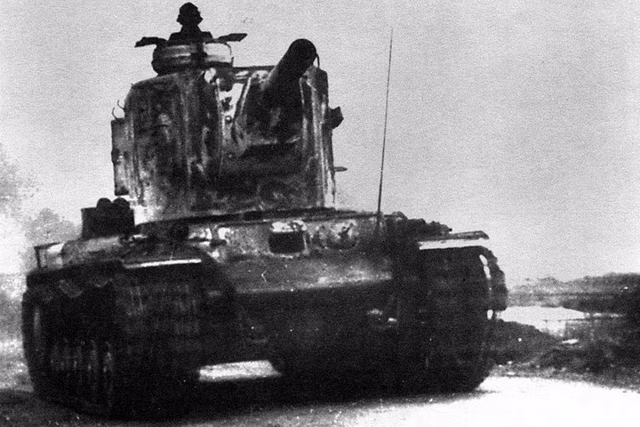 Một chiếc xe tăng KV-2 do Liên Xô sản xuất và nằm trong đội hình chiến đấu của quân Đức.
