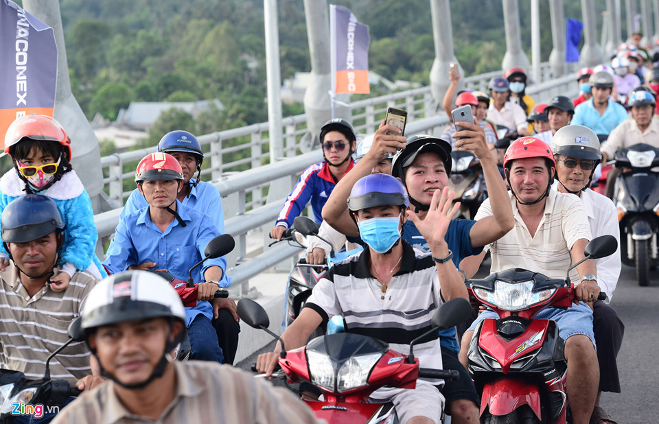 Không khí hân hoan, rộn ràng thể hiện trên khuôn mặt mỗi người khi lần đầu tiên được chạy qua cây cầu hiện đại sau nhiều năm mong chờ.
