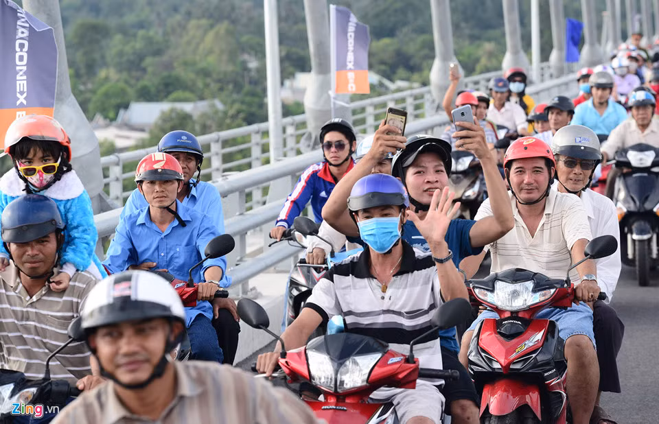 Không khí hân hoan, rộn ràng thể hiện trên khuôn mặt mỗi người khi lần đầu tiên được chạy qua cây cầu hiện đại sau nhiều năm mong chờ.