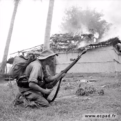 Điều này dẫn tới vấn đề rất lớn về mặt hậu cần khi lính Pháp sử dụng trang bị không đồng bộ, cỡ đạn không đồng bộ gây nhiều khó khăn cho việc vận chuyển, vận tải hậu cần ra mặt trận. Nguồn ảnh: Ecpad.