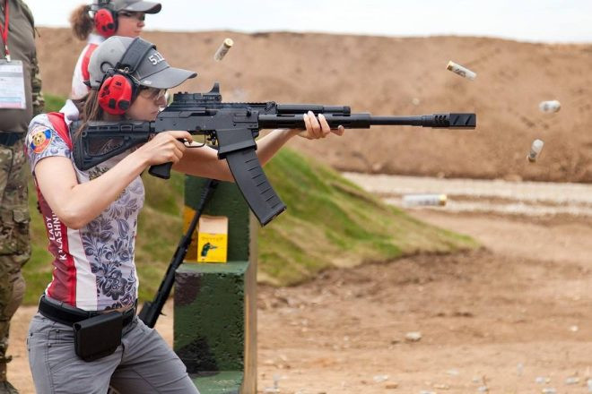 Thông thường, người dân Nga có thể dễ dàng mua súng săn ở nhiều cửa hàng trên khắp cả nước, quá trình thẩm tra lý lịch để bán súng săn cho người dân cũng đơn gian hơn với các loại súng trường. Chính điều này đã dẫn tới việc ở Nga, có nhiều mẫu súng săn (shotgun) có thiết kế như... súng trường tấn công. Nguồn ảnh: Rifle.