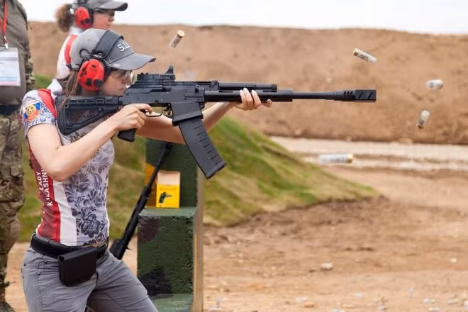 Thông thường, người dân Nga có thể dễ dàng mua súng săn ở nhiều cửa hàng trên khắp cả nước, quá trình thẩm tra lý lịch để bán súng săn cho người dân cũng đơn gian hơn với các loại súng trường. Chính điều này đã dẫn tới việc ở Nga, có nhiều mẫu súng săn (shotgun) có thiết kế như... súng trường tấn công. Nguồn ảnh: Rifle.