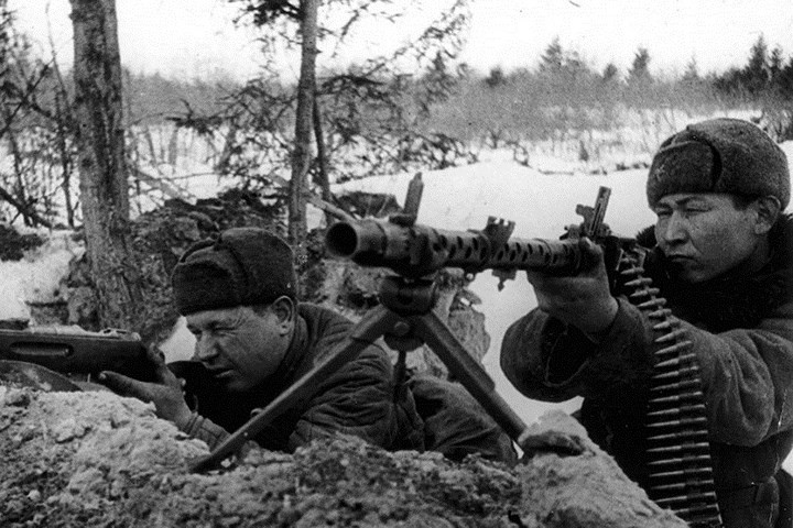 Binh sĩ Hồng quân sử dụng súng máy MG-34 thu của Đức.