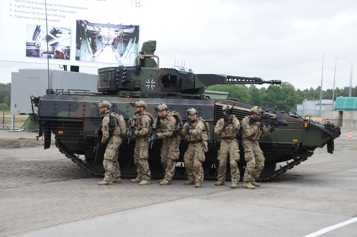 Trong tương lai, hỏa lực của Puma sẽ được nâng cấp với việc thay đổi khẩu súng máy cỡ nòng 5,56 mm HK MG4 thành khẩu MG5 với cỡ nòng 7,62mm. Tuy nhiên, chưa có bất cứ thông tin nào về việc thay thế khẩu pháo tự động trên chiếc xe chiến đấu bộ binh này để tạo được hỏa lực lớn hơn cho nó. Nguồn ảnh: Pinterest.