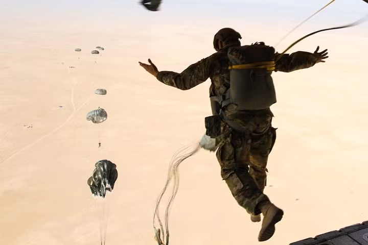 Lính đặc nhiệm số 7 nhảy dù từ phần sau máy bay.
