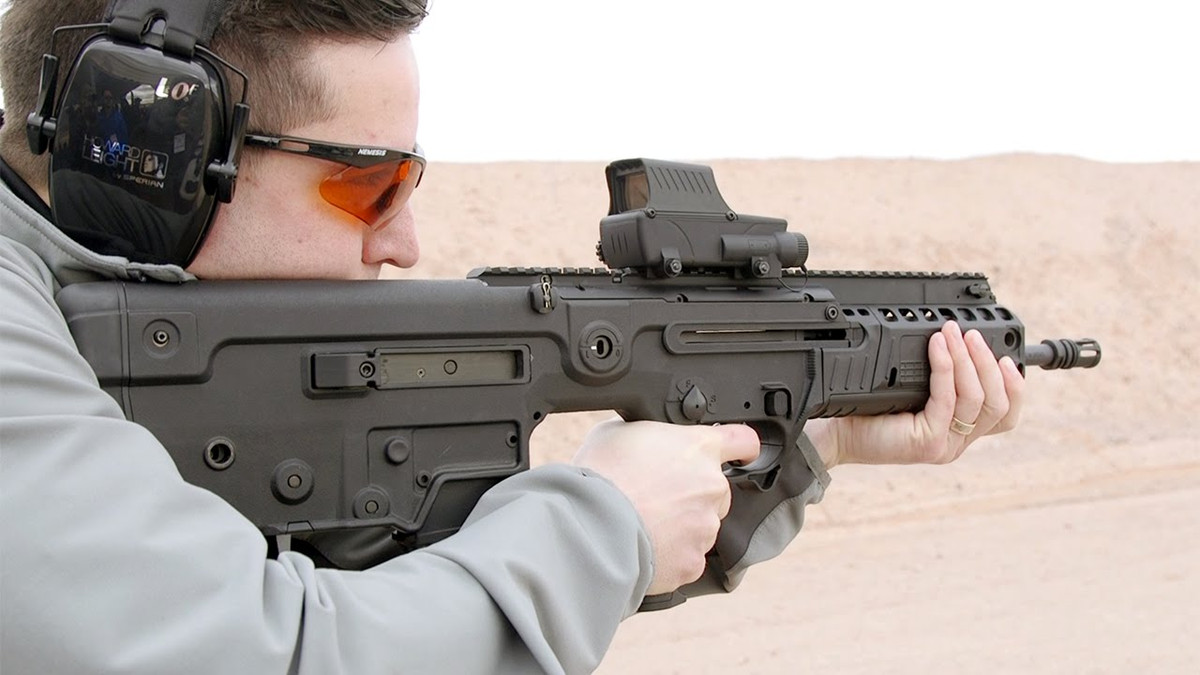 Súng được trang bị 2 rãnh kỹ thuật ở phía trên lưng súng và dưới ốp lót tay. Hai rãnh này cho phép xạ thủ lắp các phụ kiện như kính ngắm và tay cầm. Tuy nhiên, hai rãnh kỹ thuật là không đủ trong một vài trường hợp người lính muốn lắp thêm các phụ kiện khác như đèn laser chỉ thị mục tiêu hoặc đèn pin. Nguồn ảnh: Guns.