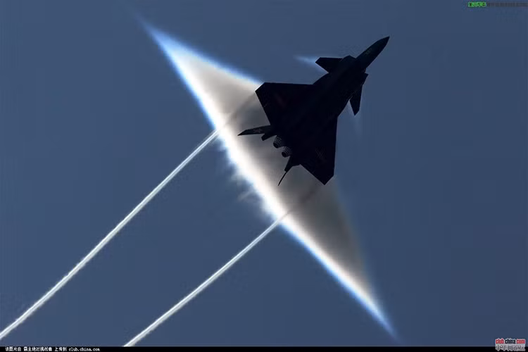 Cụ thể, Business Insider nhận định, hệ thống radar đời mới hiện đang được Đài Loan phát triển dù có hoạt động đúng như lời Đài Loan quảng cáo thì cũng chỉ đạt hiệu quả mang tính tức thời chứ không thể là một phương án tối ưu để có thể bảo vệ được không phận của vùng lãnh thổ này. Đơn giản là vì dù có phát hiện được J-20 thì Đài Loan cũng không có gì để có thể bắn hạ hoặc theo đuôi được chiến đấu cơ này, ít nhất là tại thời điểm hiện tại. Nguồn ảnh: Chinanews.