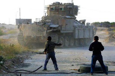 Dù chỉ là xe chiến đấu bộ binh, Nagmachon cũng có trọng lượng cực kỳ nặng, lên tới 52 tấn, dài hơn 7.4 mét và cao gần 4 mét. Trọng lượng của cỗ chiến đấu bộ binh này thậm chí còn nặng hơn cả nhiều loại xe tăng chủ lực chiến trường hiện nay. Nguồn ảnh: Military.