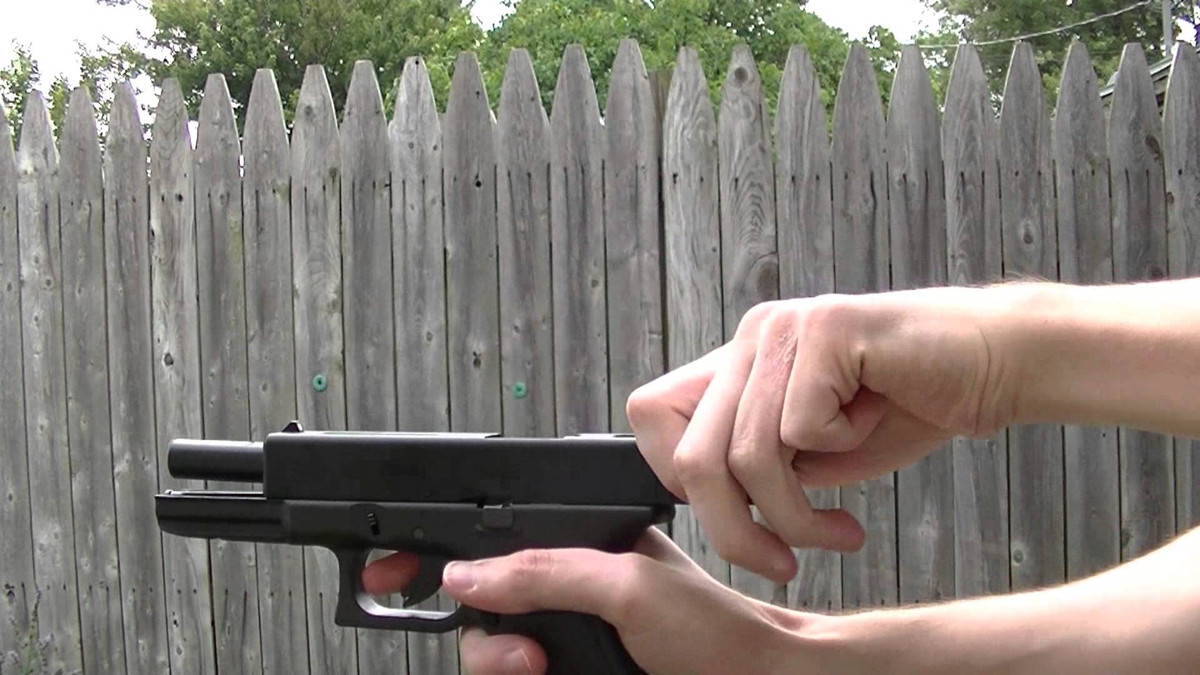 Nhược điểm được coi là lớn nhất của khẩu súng này đó là nó không có chế độ khóa an toàn tử tế. Thực tế thì Glock 18 hoàn toàn không có chốt an toàn, nó chỉ có một chốt nhỏ để khóa cò súng lại, không cho phép súng bóp cò. Điều này là khá nguy hiểm vì trong nhiều trường hợp tai nạn, khẩu súng vẫn có thể cướp cò mà không cần bóp cò súng, và khi đó, súng vẫn nổ... liên thanh như thường. Nguồn ảnh: Piston.