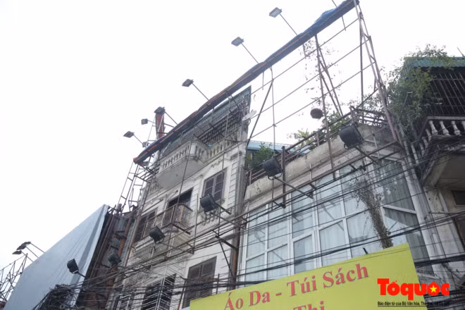 Những khung sắt này có thể gặp ở bất cứ nơi đâu tại các công trình mặt phố.