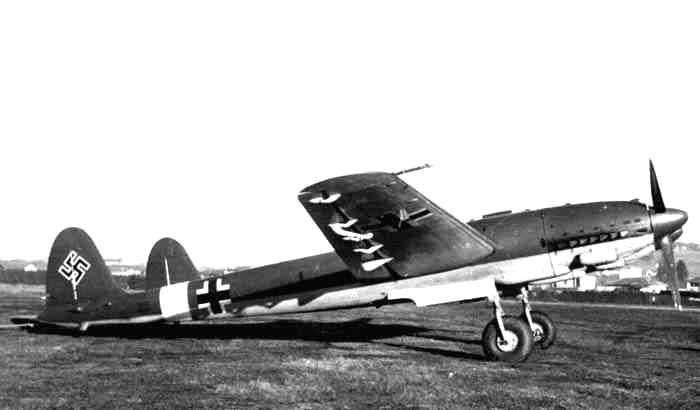 Điểm đặc biệt của SM.92 đó là nó có cả tháp pháo ở phía sau và tháp pháo này thậm chí còn được... điều khiển từ xa, kèm theo đó là khả năng mang theo 2 tấn bom. Với vũ trang như vậy, Không quân Italia đã xếp SM.92 vào loại máy bay chiến đấu hạng nặng. Nguồn ảnh: Pinterest.