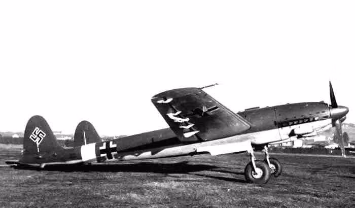 Điểm đặc biệt của SM.92 đó là nó có cả tháp pháo ở phía sau và tháp pháo này thậm chí còn được... điều khiển từ xa, kèm theo đó là khả năng mang theo 2 tấn bom. Với vũ trang như vậy, Không quân Italia đã xếp SM.92 vào loại máy bay chiến đấu hạng nặng. Nguồn ảnh: Pinterest.