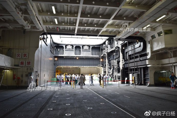 Khoang chứa máy bay với sức chưa tối đa 28 chiếc trực thăng và khoảng hơn 10 chiếc máy bay phản lực F-35 của tàu sân bay trực thăng Kaga. Nguồn ảnh: Sina.