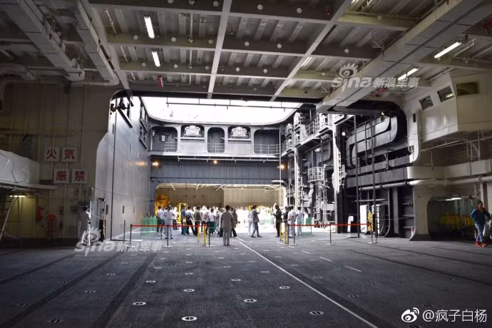 Khoang chứa máy bay với sức chưa tối đa 28 chiếc trực thăng và khoảng hơn 10 chiếc máy bay phản lực F-35 của tàu sân bay trực thăng Kaga. Nguồn ảnh: Sina.