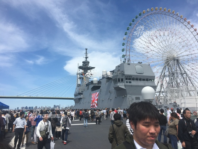 Boong tàu sân bay Kaga có đủ diện tích để đỗ tổng cộng 9 chiếc trực thăng tổng cộng. Ngoài ra, kho chứa trực thăng dưới boong tàu có thể để được 28 chiếc. Hệ thống đường băng của Kaga không có khả năng để cất cánh và thu hồi các loại máy bay phản lực chiến đấu. Nguồn ảnh: Sina.