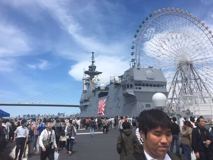 Boong tàu sân bay Kaga có đủ diện tích để đỗ tổng cộng 9 chiếc trực thăng tổng cộng. Ngoài ra, kho chứa trực thăng dưới boong tàu có thể để được 28 chiếc. Hệ thống đường băng của Kaga không có khả năng để cất cánh và thu hồi các loại máy bay phản lực chiến đấu. Nguồn ảnh: Sina.