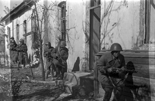 Trong số những người Việt Nam tham gia chiến đấu chống phát xít Đức ở Liên Xô, sử sách có lưu tên một người sống sót qua hết cuộc chiến, đó là ông Lý Phú San, tên thật là Lê Tư Lạc, sinh năm 1900 tại miền Bắc Việt Nam (không rõ tỉnh, thành phố). Nguồn ảnh: History.