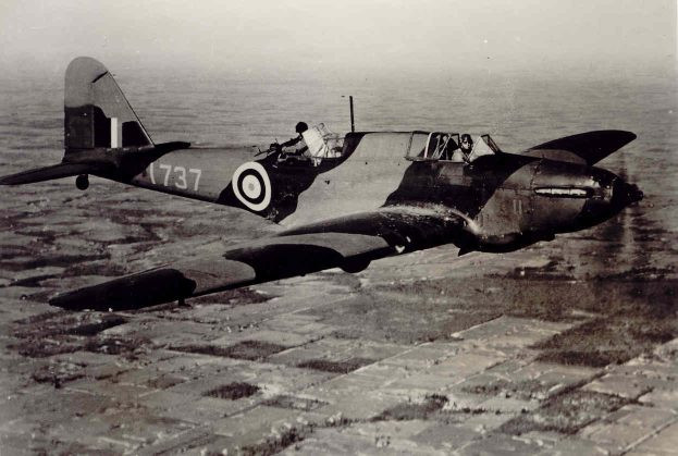 Do có lớp giáp ở phần khoang lái và động cơ khá mỏng, Fairey Battle rất dễ bị pháo phòng không đối phương bắn hư hại. Khi bị hư hại trong lúc bổ nhào, phi công sẽ không thể nâng mũi máy bay lên được và cũng không đủ thời gian để nhảy dù ra ngoài, dẫn đến cái kết khá bi thảm. Nguồn ảnh: Wiki.