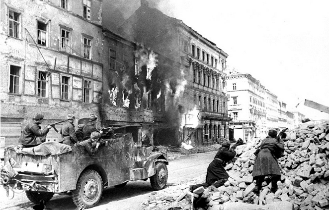 Một điều khó tin đó là Liên Xô không chịu sản xuất xe chở quân bọc thép trong Chiến tranh Thế giới thứ hai, tất cả số lượng xe chở quân bọc thép của Hồng quân đều là hàng Mỹ. Trong ảnh, Hồng quân đang chiến đấu bên cạnh chiếc M3A1 - một loại xe chở quân bọc thép do thám do Mỹ thiết kế và sản xuất. Nguồn ảnh: RBTH.