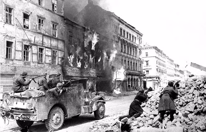 Một điều khó tin đó là Liên Xô không chịu sản xuất xe chở quân bọc thép trong Chiến tranh Thế giới thứ hai, tất cả số lượng xe chở quân bọc thép của Hồng quân đều là hàng Mỹ. Trong ảnh, Hồng quân đang chiến đấu bên cạnh chiếc M3A1 - một loại xe chở quân bọc thép do thám do Mỹ thiết kế và sản xuất. Nguồn ảnh: RBTH.