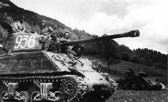 Xe tăng M4 Sherman cũng nổi tiếng trong Hồng quân Liên Xô với độ thoải mái cho kíp chiến đấu nhưng lại có hỏa lực quá kém khi sử dụng nòng 76mm - cỡ nòng hoàn toàn không đủ để xuyên qua mặt của Tiger ở khoảng cách trên 500 mét. Nguồn ảnh: RBTH.