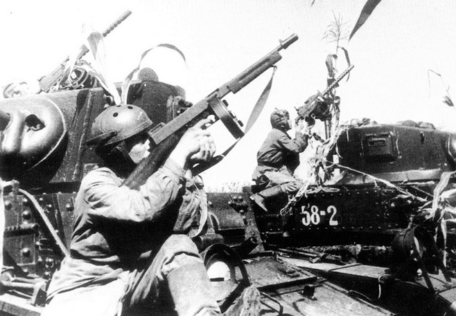 Lính Liên Xô chiến đấu trên xe tăng hạng nhẹ Stuart của Mỹ cùng súng tiểu liên Thompson cũng do Mỹ viện trợ. Nguồn ảnh: RBTH.