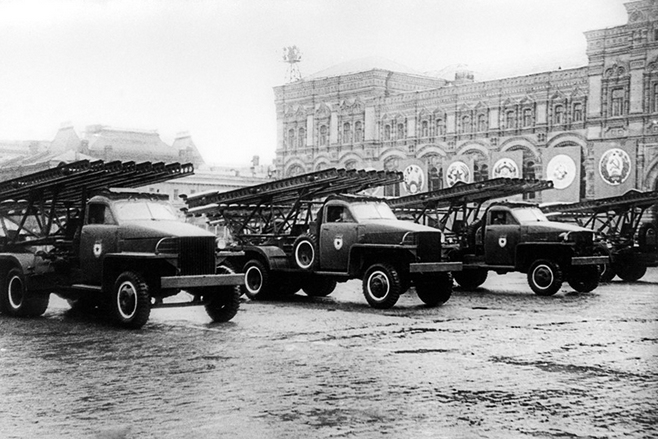 Liên Xô chỉ sản xuất được khoảng 18% xe tải để phục vụ Chiến tranh Thế giới thứ hai, số còn lại đều là hàng viện trợ của Mỹ, các loại xe tải của Mỹ được sản xuất bởi Dodge, Chevrolet, GMC, Ford, Albion, Austin đã giúp Liên Xô đỡ phải sản xuất loại phương tiện này và chuyển gần như toàn bộ nhà máy sản xuất xe tải sang sản xuất... xe tăng. Nguồn ảnh: RBTH.