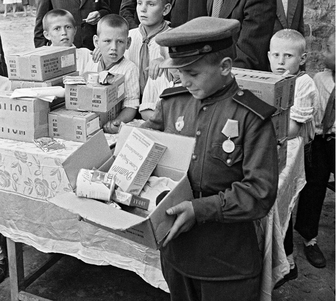 Không chỉ vũ khí và đạn dược, chương trình Cho vay - Mượn của Mỹ còn bao gồm cả lương thực thực phẩm, thuốc men, quần áo cùng nhiều nhu yếu phẩm cần thiết khác cho không những Quân đội Liên Xô mà còn cho cả người dân Liên Xô. Nguồn ảnh: RBTH.