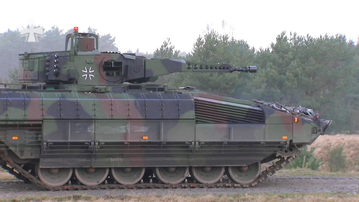 Ngoài ra, xe chiến đấu bộ binh Puma còn được trang bị một khẩu súng máy HK MG4 với cơ số đạn 2000 viên và 6 tên lửa Spike LR diệt tăng cỡ 76mm ở xung quanh tháp pháo. Nguồn ảnh: Boomera.