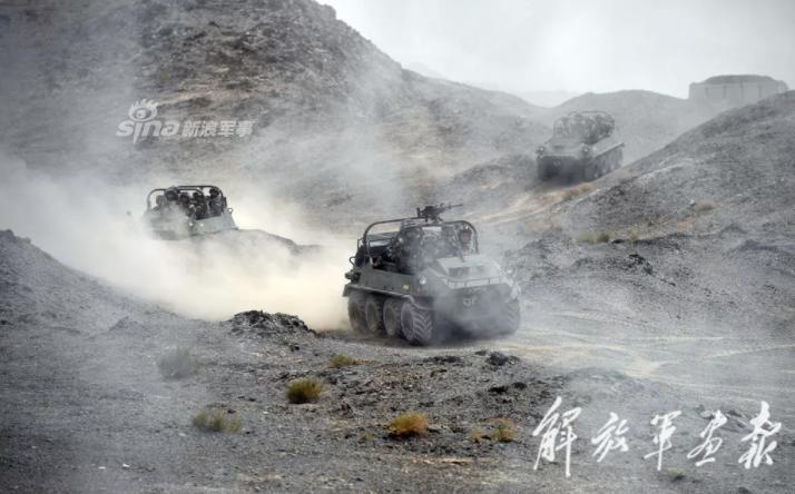 Các phương tiện di chuyển địa hình của lục quân Trung Quốc tỏ ra cực kỳ phù hợp và hữu hiệu cho việc tác chiến trên một địa hình rộng lớn và trải rộng như ở Tân Cương. Nguồn ảnh: Sina.
