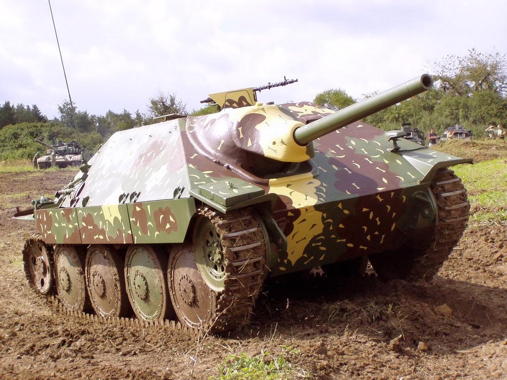 Tốc độ tối đa của Hetzer lên tới 42 km/h, tầm hoạt động tối đa của nó là 177 km với dự trữ 320 lít xăng. Nguồn ảnh: Wiki.