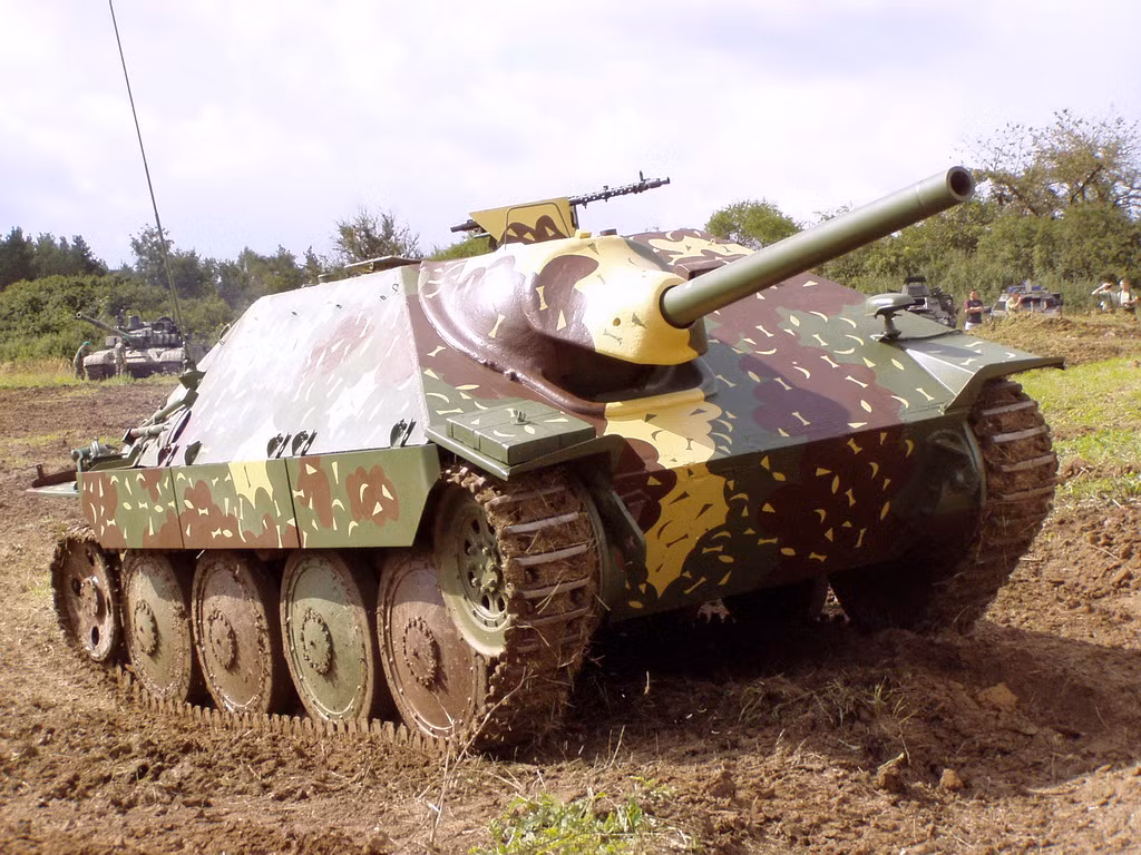 Tốc độ tối đa của Hetzer lên tới 42 km/h, tầm hoạt động tối đa của nó là 177 km với dự trữ 320 lít xăng. Nguồn ảnh: Wiki.
